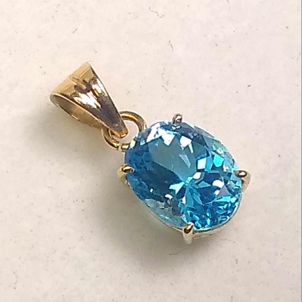 14KT Gold Brilliant Blue Topaz Solitaire Pendant - Vintage